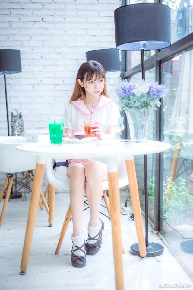 “回援江夏！”陈到冷冷的看了伏德一眼，正看到伏德眼中的愕然，冷哼一声，此刻也顾不了太多，连忙跳上一艘战船，伏德也连忙跟上，现在他终于知道哪里不对了，如果江东兵马之前贸然攻击夏口的话，恐怕会遭殃，但现在……伏德心里默默地松了口气。